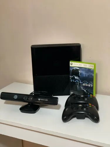 Xbox 360 com Kinect, 2 controles e jogo Halo 3: ODST.
