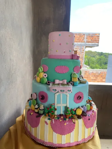 Bolo fake casa dos doces