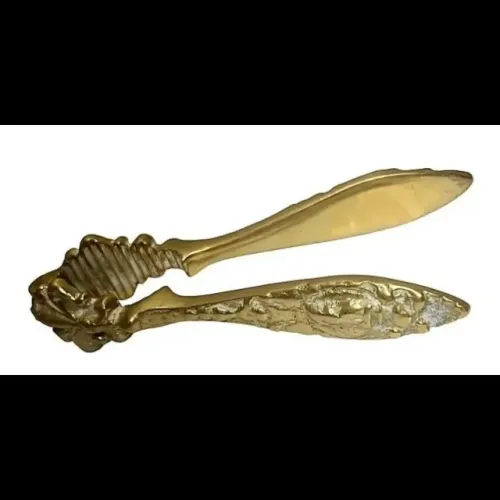 Antigo e belo Quebra nozes em bronze dourado ricamente trabalhado em relevo