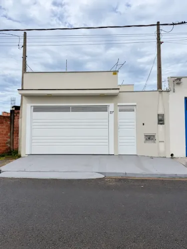 Casa para venda tem 101 metros quadrados com 2 quartos