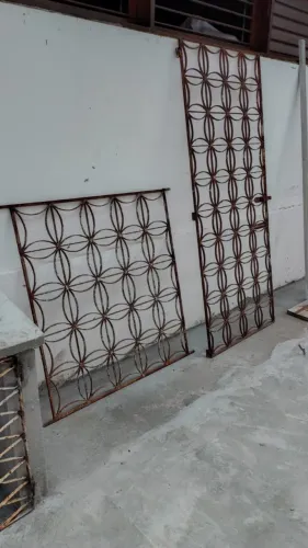 Portão de Ferro e Grade - antiga - barras grossas 