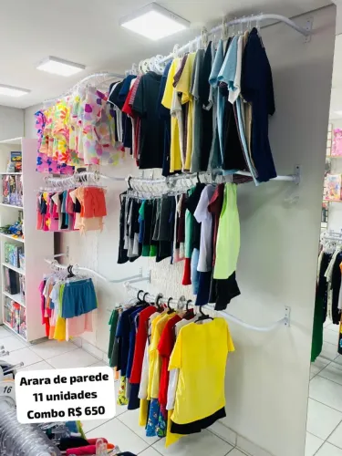 Arara de ferro de parede ideal para lojas para expor roupas