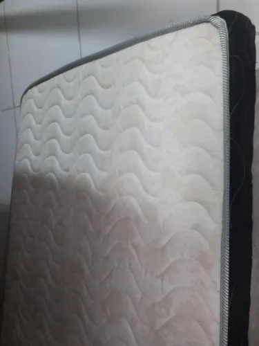 cama auxiliar c/ pés de madeira