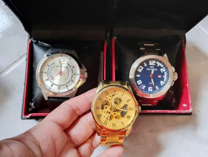 Vendo relógios semi novos 
