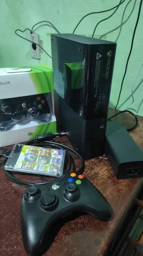 XBOX 360 Super Slim Revisado Desbloqueado + HD externo de 500GB com Jogos + 2 Controles