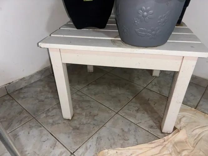 Conjunto de madeira mesa com 4 cadeiras pra área externa .