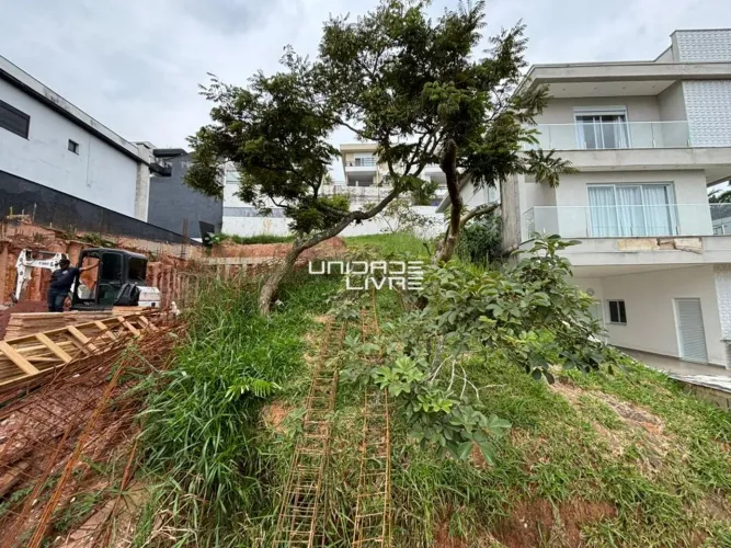 Aruã | Terreno à venda com 300 m², aclive e melhor valor do condomínio