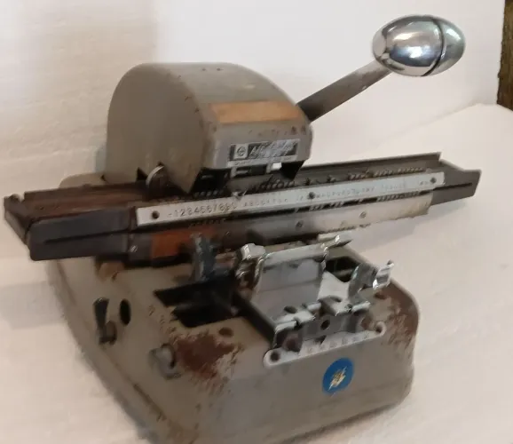 Máquina antiga de fazer etiquetas de patrimônio 