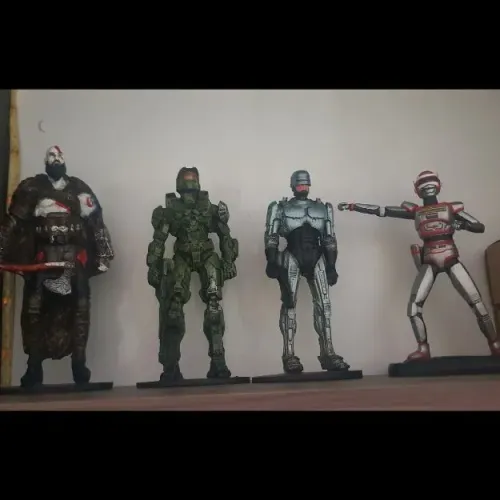 4 miniaturas: Kratos, Chief Halo, Robocop, Jaspion. Sai R$ 60 cada