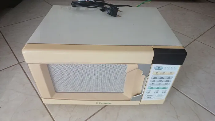 Vendo Micro-ondas Eletrolux Usado 220V