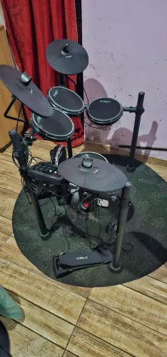 Bateria eletrônica 2 meses de uso. 