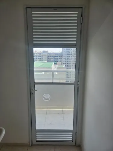 Porta de alumínio e vidro linda para sua casa