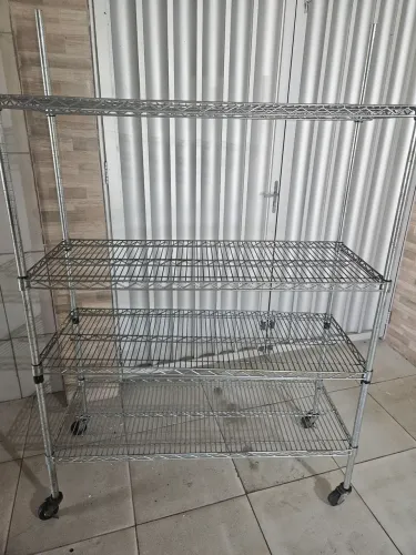 Estante indústrial para restaurante etc. 4 prateleiras. Com rodinhas.