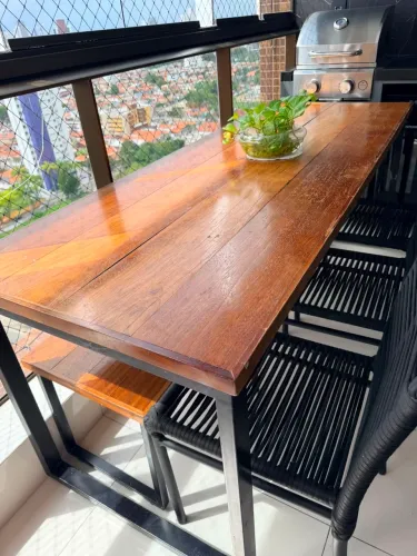 Mesa e banco em madeira JATOBÁ com pés em metalon.