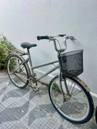 Duas bicicletas usadas modelo antigo.