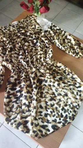Vestido feminino oncinha, manga longa com renda, elástico na cintura. Tamanho P