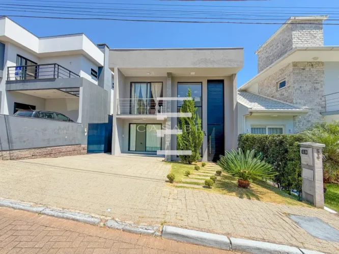 Casa no Condominio Villa Lucchesi com piscina