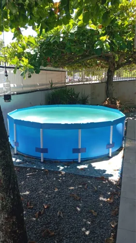 Piscina 4500L mor com capa, kit de limpeza e motor mor