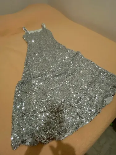 Vestido de festa elegante longo de paetês. 