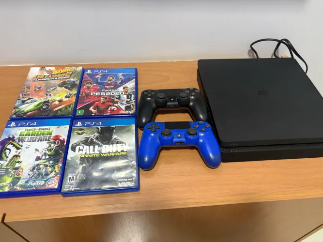 Play Station 4 (PS4), com 4 jogos, 2 controles