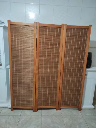 Biombo de madeira maciça com trama em bambu 3 folhas medindo 1,70 de alt. por 1,50 com.