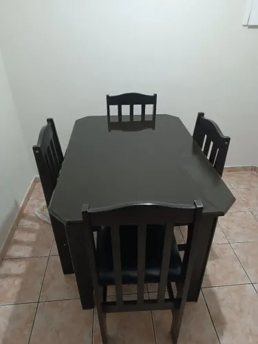 Mesa de madeira com 4 cadeiras com estofado 