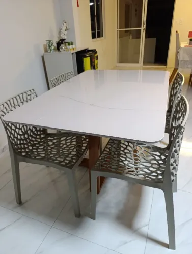 CONJUNTO DE MESA DE JANTAR COM 4 CADEIRAS - MADEIRA MACIÇA