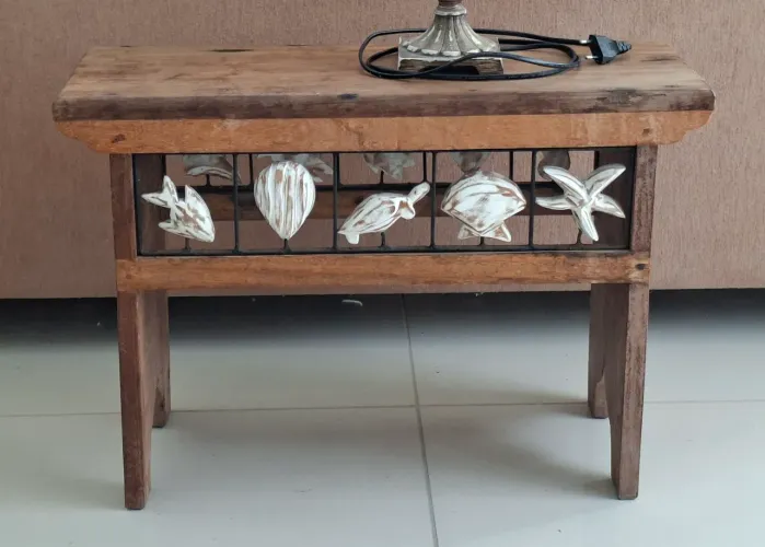 Linda banqueta estilo rústico. Madeira maciça