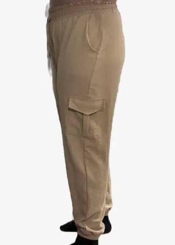 Calça com tecido levinho Jogger de cor caqui