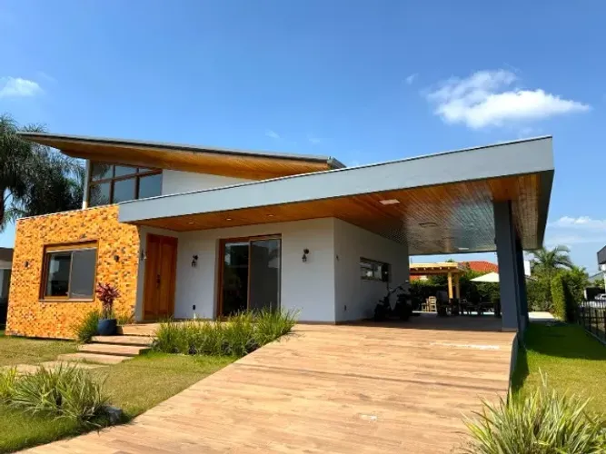 Casa AMPLA 4 dormitórios 330m² TOTAL privacidade no LAZER com PISCINA em condomínio fechad