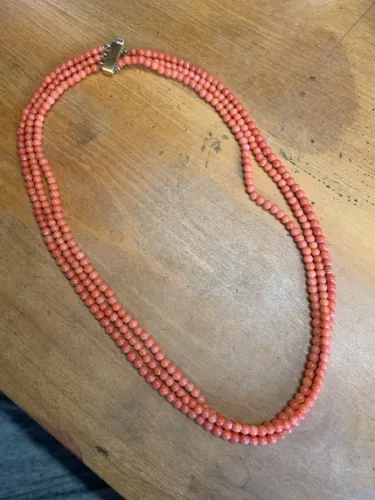 Colar de coral com fecho de ouro