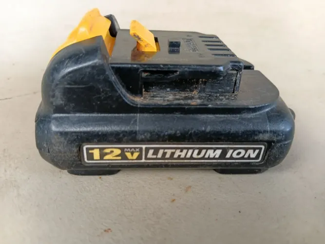 Bateria de 12v para parafusadeira Dewalt,  funcionando perfeitamente 
