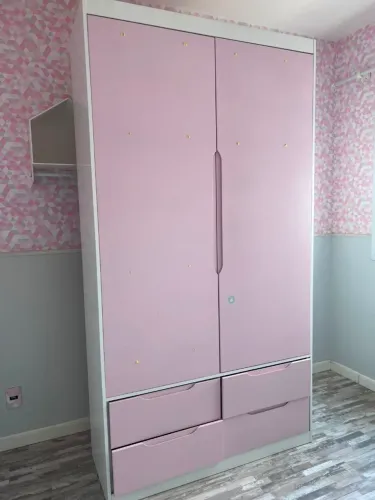 Guarda roupa braco e rosa 2 portas 4 gavetas