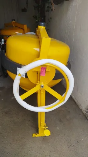 Vende-se betoneira semi nova, ler a descrição