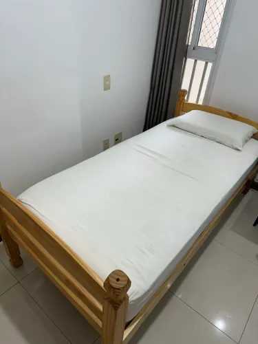 Cama de madeira para colchão de solteiro