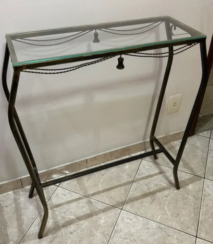 Aparador de ferro com tampo de vidro