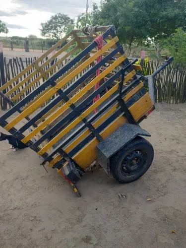 Vende-se reboque de carro.