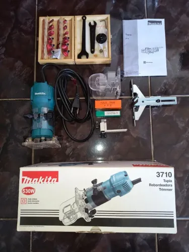 Tupia Makita 3710 220v usada apenas uma vez, praticamente nova, completa e na caixa.