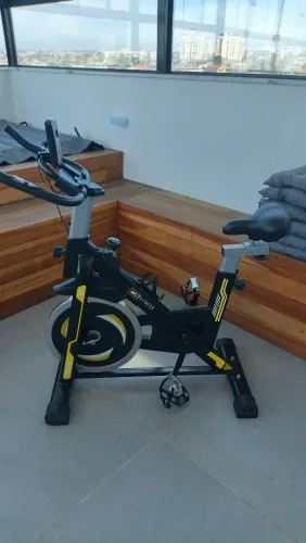 Bicicleta Spinning com roda de inércia de 13kg na cor preta WCT fitness 