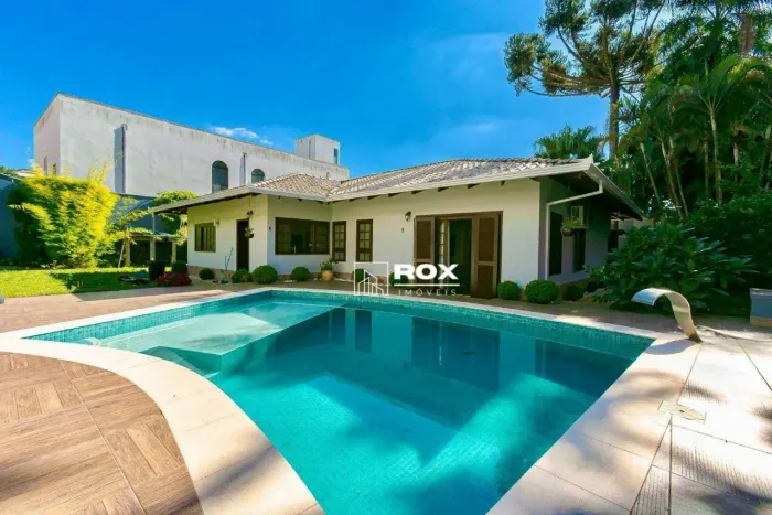 Casa de alto padrão 100% mobiliada com 6 quartos, sendo 3 suítes, com piscina à venda, 513