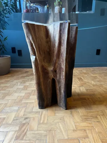 Mesa com tampo de vidro e base de tronco de madeira 