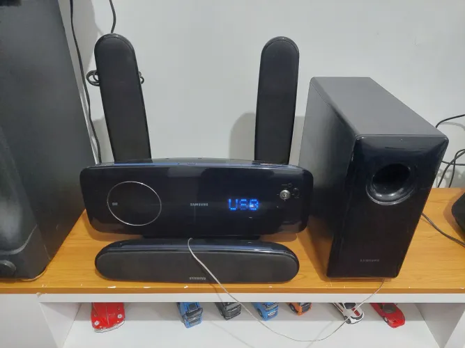 Vendo homer teather sansung funciona só 3 saídas pra conserto ou usar assim