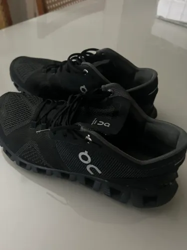 TENIS ON RUNNING CLOUD  Tamanho 38 Cor Preto, pouquíssimo uso,