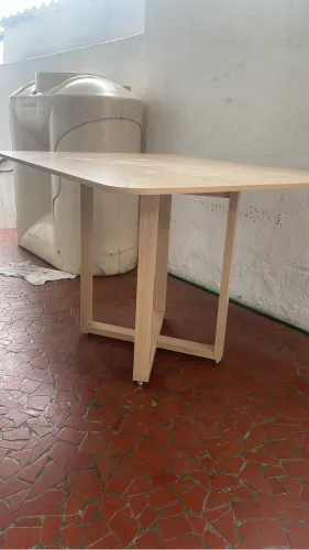 Mesa para 04 cadeiras. 
