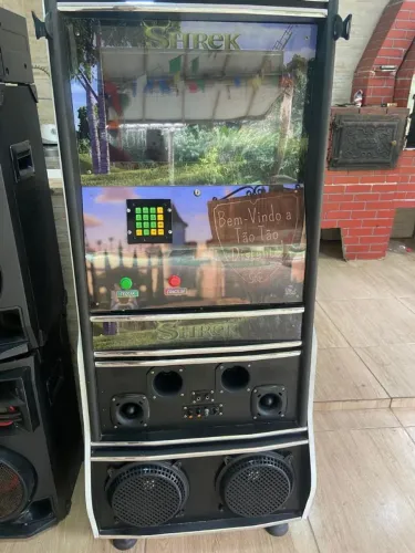 Máquina de música e karaoke