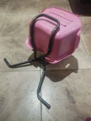 Vendo uma cadeirinha pra criança de ater 2 anos muito boa ?
