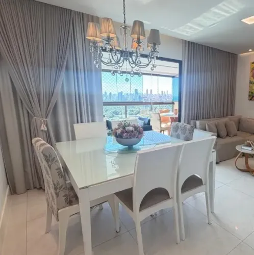 Mesa de jantar quadrada com 6 cadeiras - 1,40 x 1,40 - laqueada