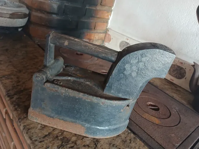 Ferro de passar antigo