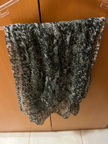 Lenço estampa animal print cinza