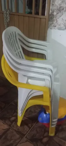 4 cadeiras de plástico, reforçadas